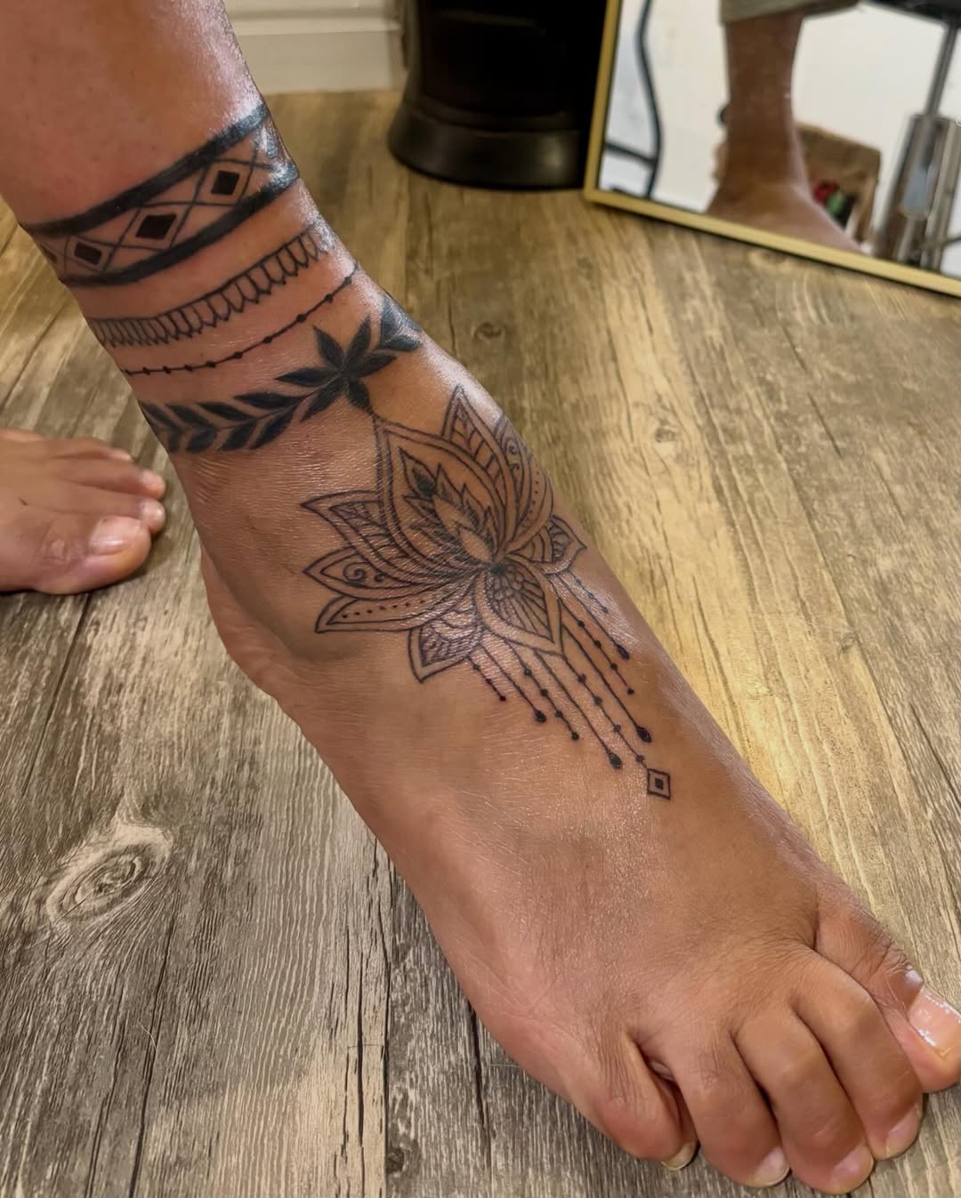 30 Anklet Tattoo Ideas 2026: Stylish Wrap Around, Chain & Fine Line Designs For Women