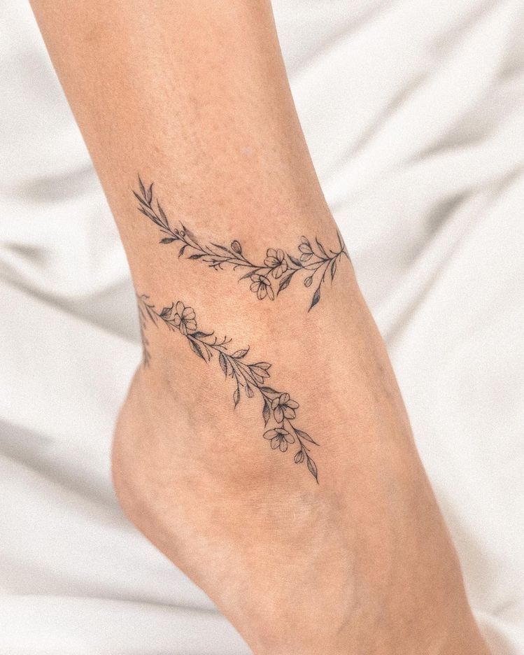 30 Anklet Tattoo Ideas 2026: Stylish Wrap Around, Chain & Fine Line Designs For Women