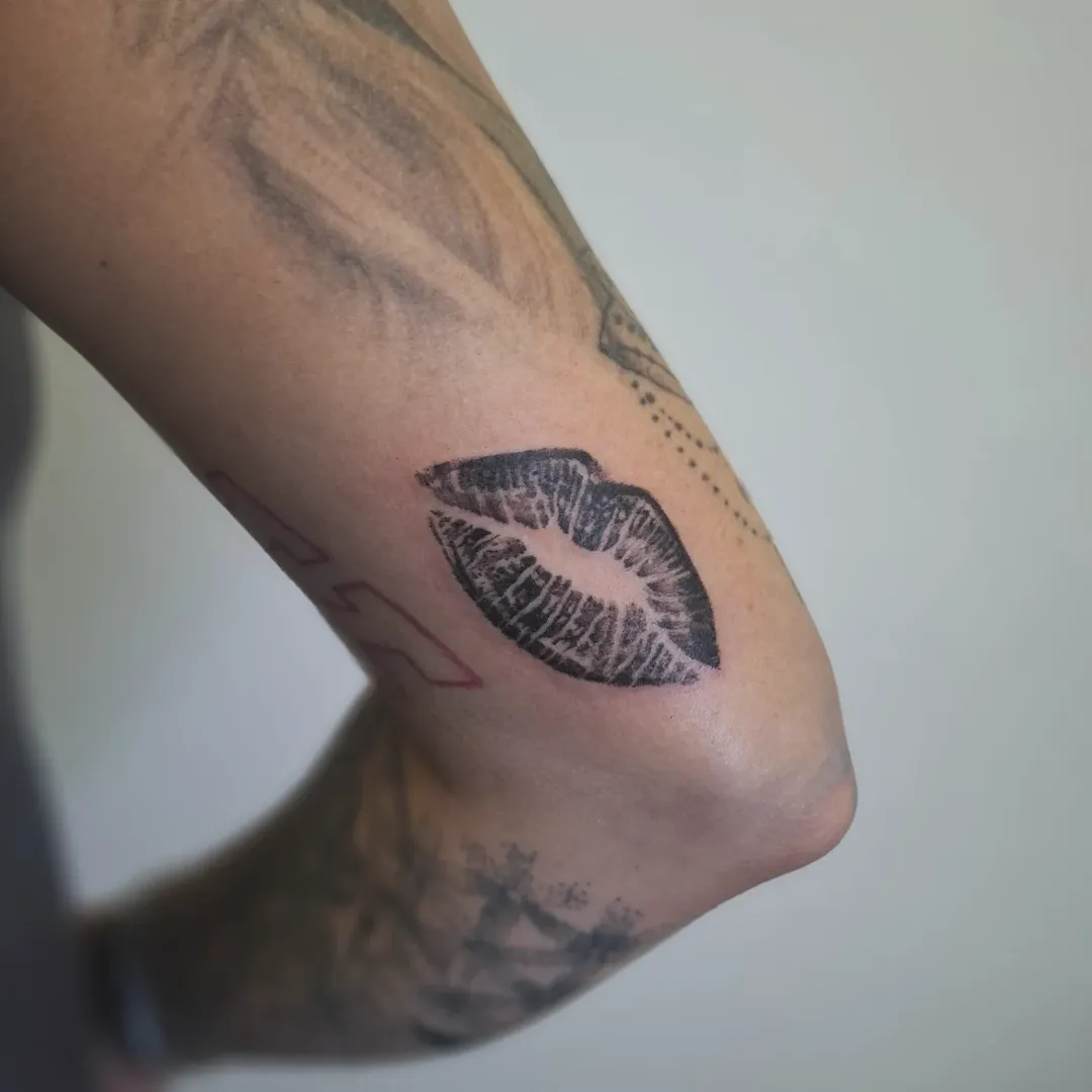 29 Kiss Tattoo Ideas: Romantic, Minimalist, and Bold Designs That Tell a Story