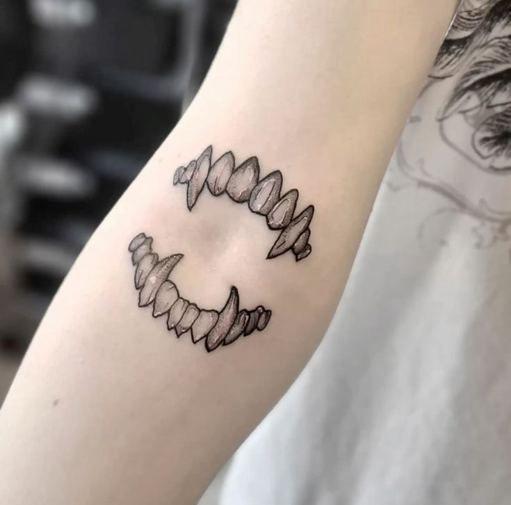 31 Vampire Tattoo Ideas 2026: Dark Romance, Fine Line Edge & Gothic Revival