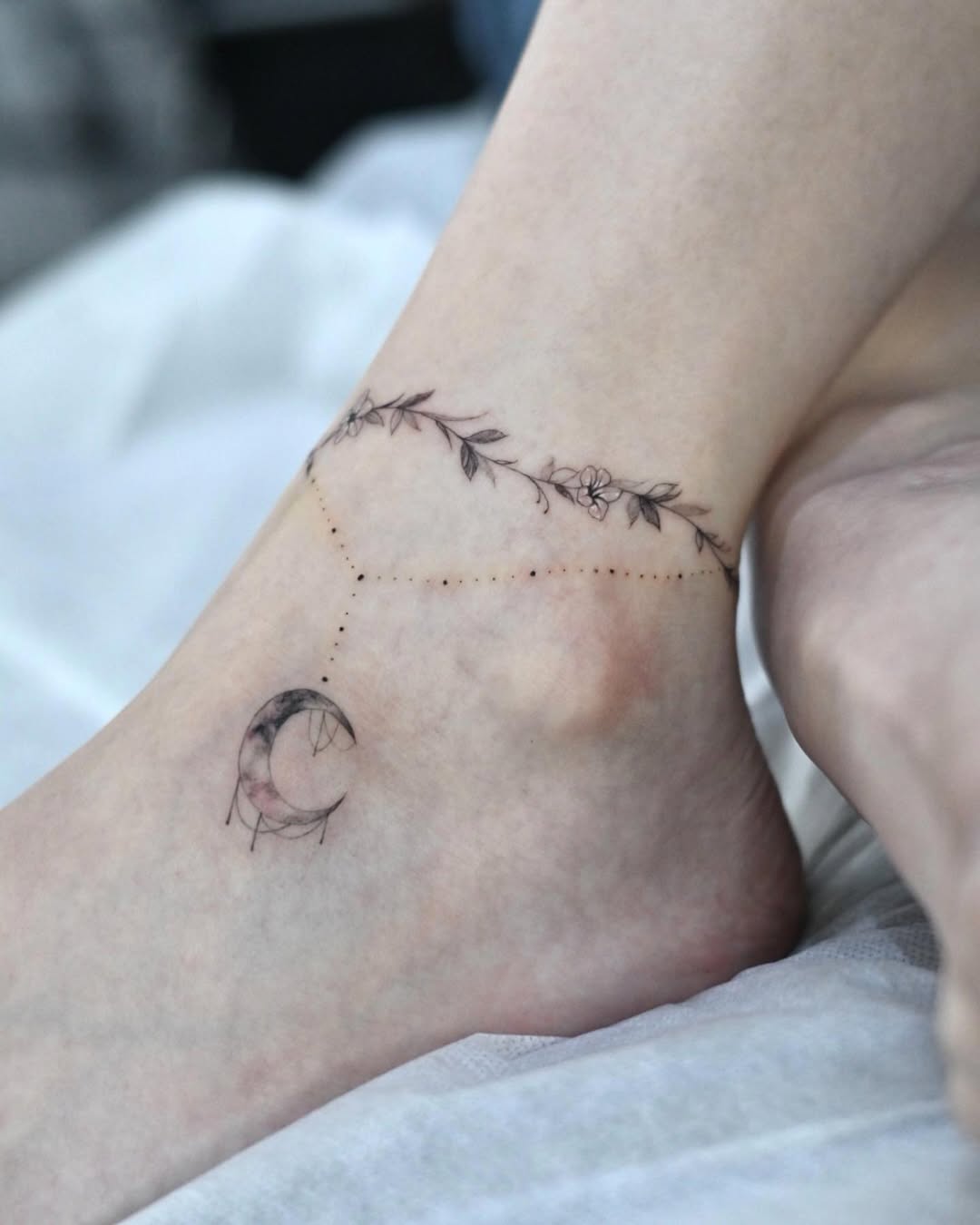 30 Anklet Tattoo Ideas 2026: Stylish Wrap Around, Chain & Fine Line Designs For Women