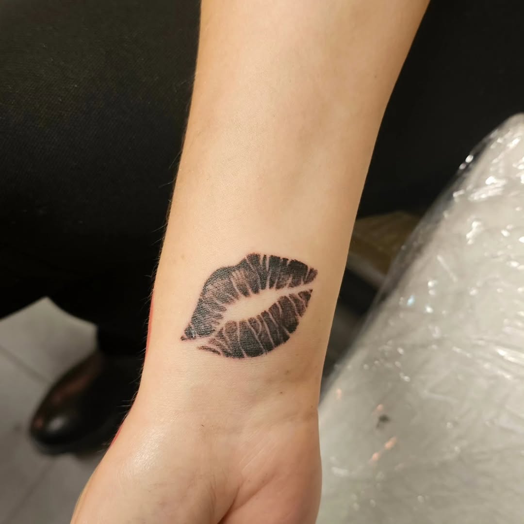 29 Kiss Tattoo Ideas: Romantic, Minimalist, and Bold Designs That Tell a Story