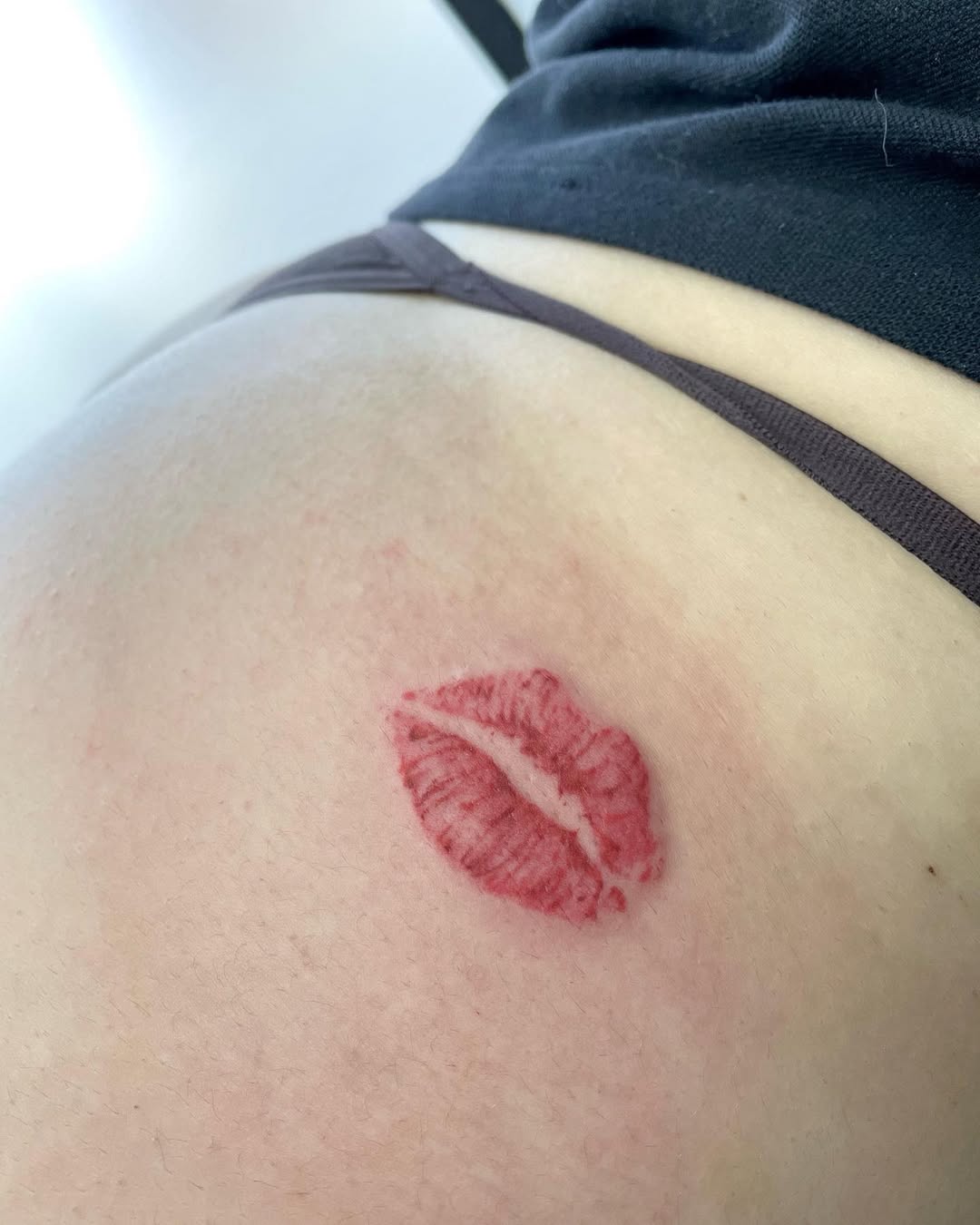 29 Kiss Tattoo Ideas: Romantic, Minimalist, and Bold Designs That Tell a Story
