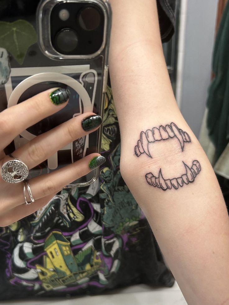 31 Vampire Tattoo Ideas 2026: Dark Romance, Fine Line Edge & Gothic Revival