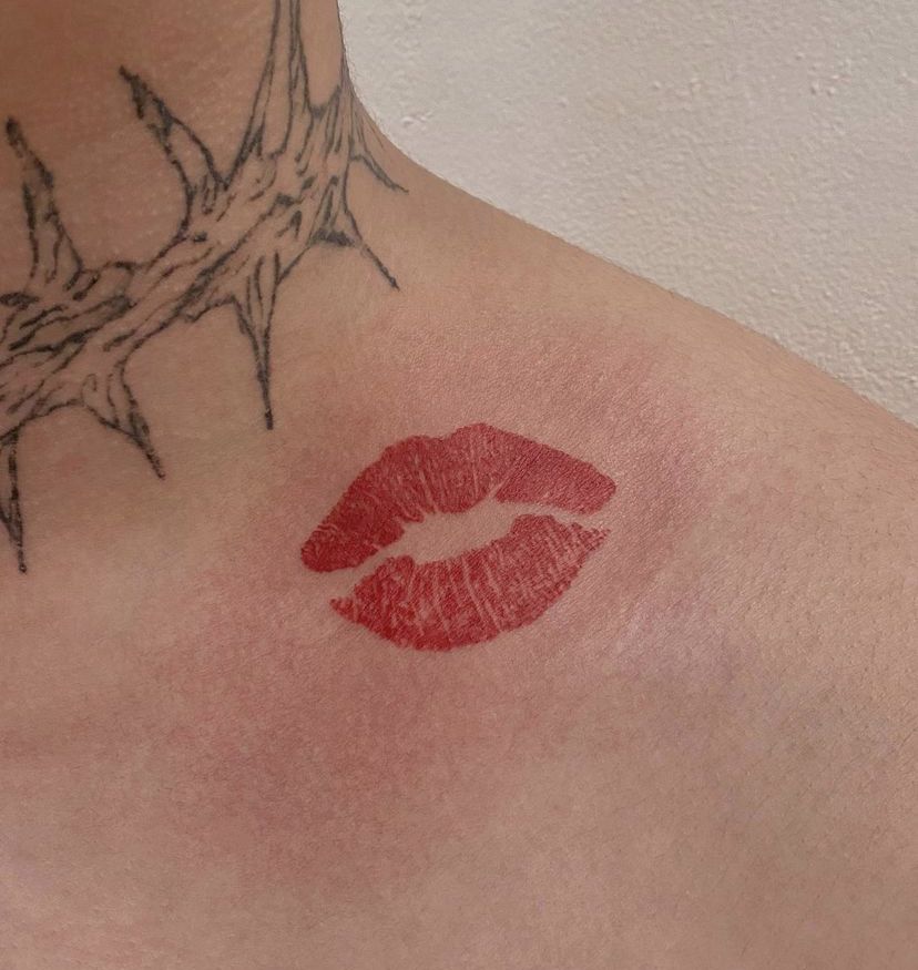 29 Kiss Tattoo Ideas: Romantic, Minimalist, and Bold Designs That Tell a Story