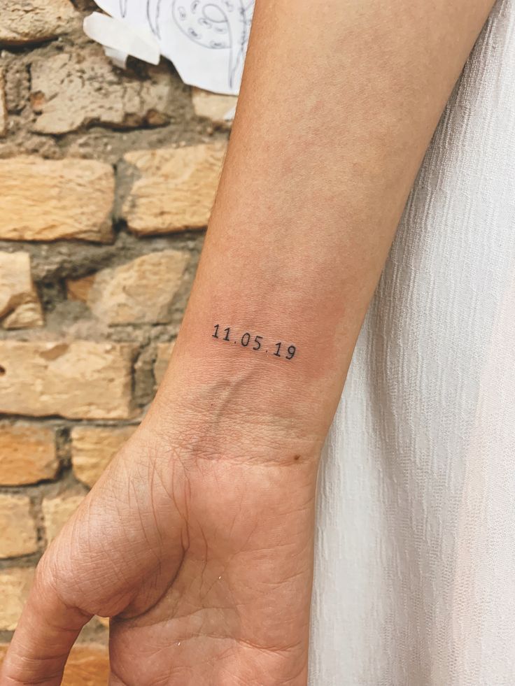 30 Date Tattoo Ideas 2026: Meaningful Designs, Roman Numerals, Fine Line Fonts & Placement Inspiration