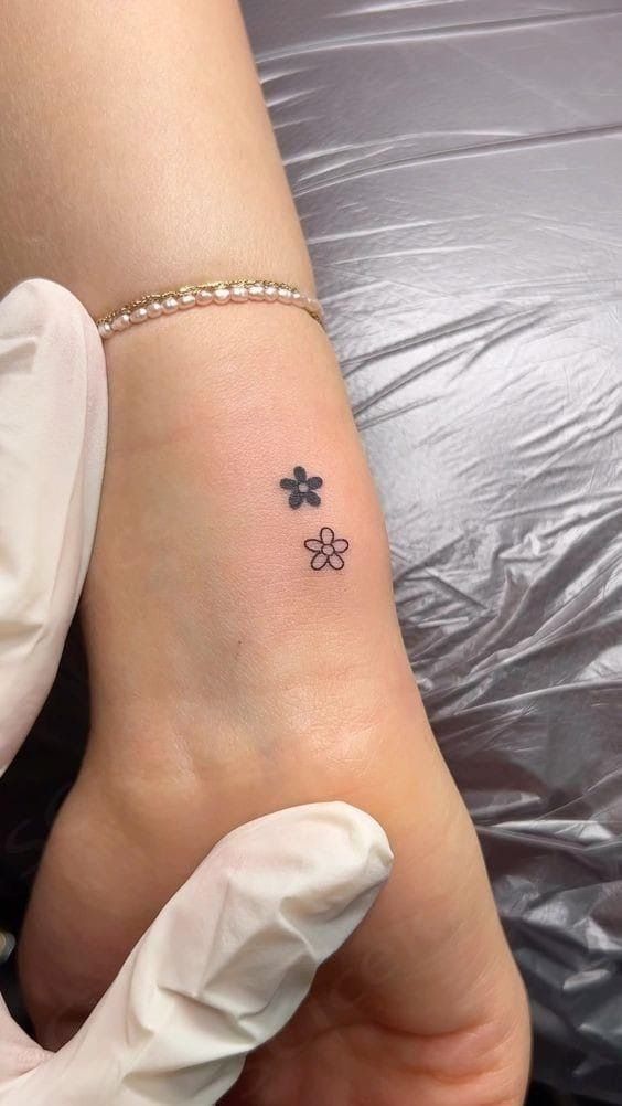 30 Small Flower Tattoo Ideas: Elegant Designs That Never Go Out of Style