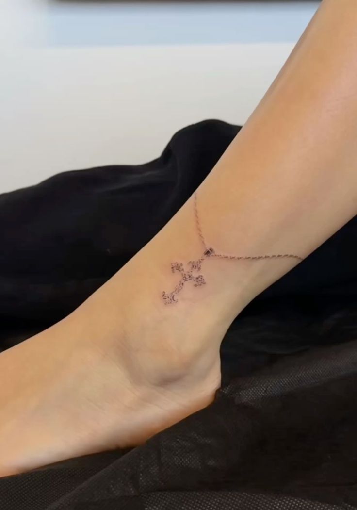 30 Anklet Tattoo Ideas 2026: Stylish Wrap Around, Chain & Fine Line Designs For Women