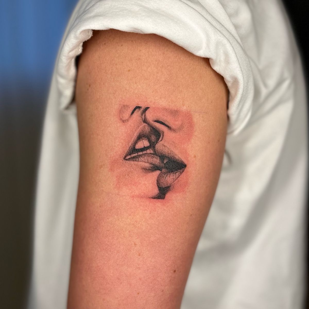 29 Kiss Tattoo Ideas: Romantic, Minimalist, and Bold Designs That Tell a Story