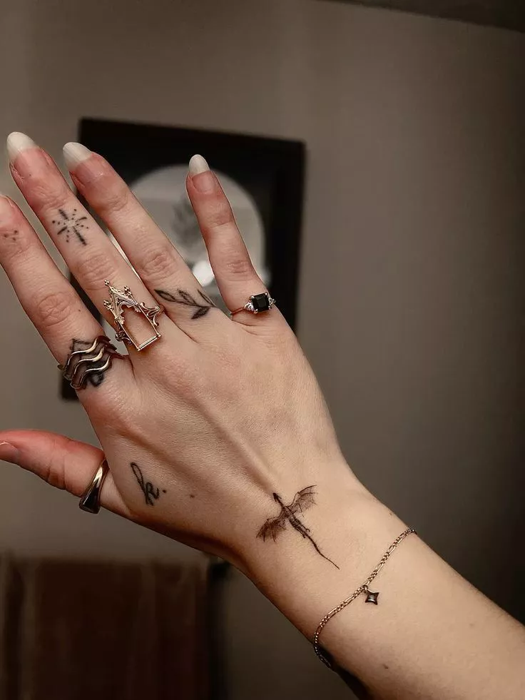 29 Fourth Wing Tattoo Ideas 2026: Dragon Ink, Violet Energy & Minimalist Magic