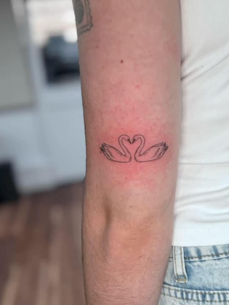 32 Swan Tattoo Ideas 2026: Elegant, Minimalist & Meaningful Designs to Inspire You