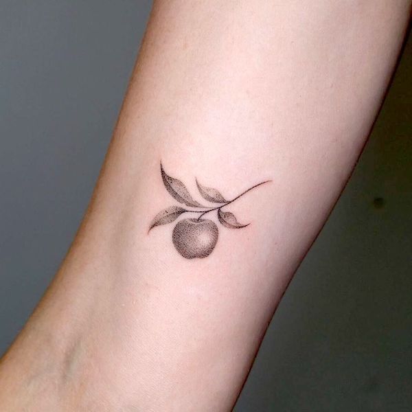 30 Apple Tattoo Ideas 2026: From Minimalist Ink to Story-Driven Designs