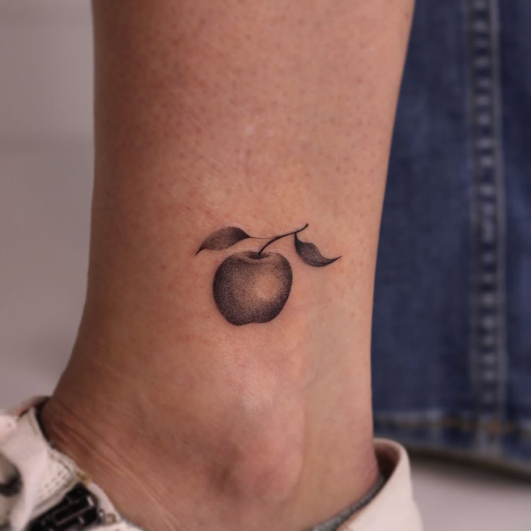 30 Apple Tattoo Ideas 2026: From Minimalist Ink to Story-Driven Designs