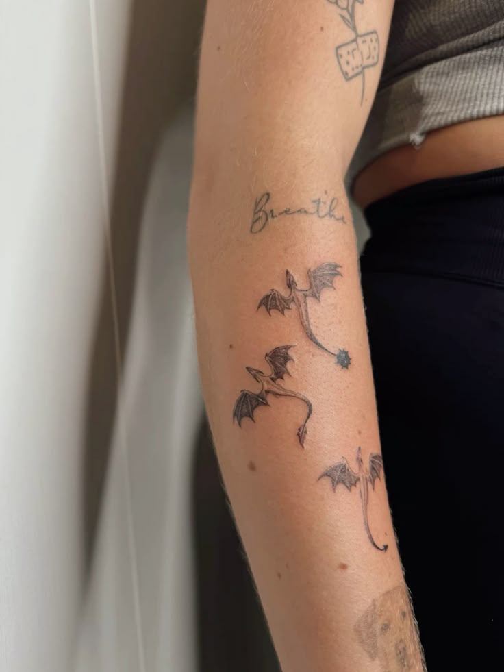 29 Fourth Wing Tattoo Ideas 2026: Dragon Ink, Violet Energy & Minimalist Magic