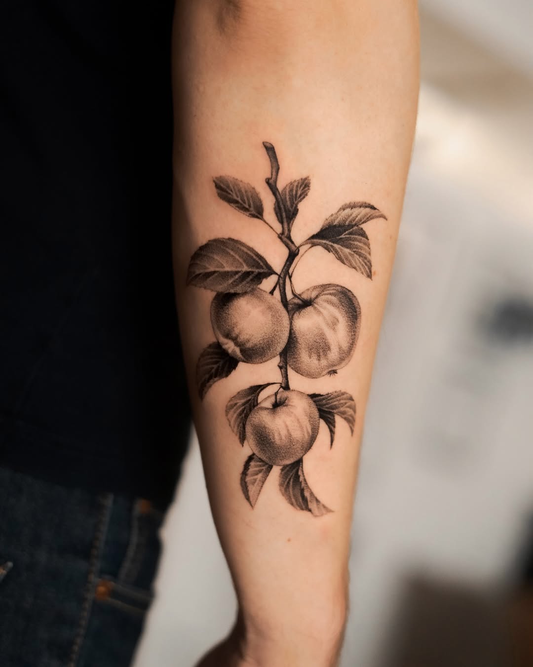30 Apple Tattoo Ideas 2026: From Minimalist Ink to Story-Driven Designs