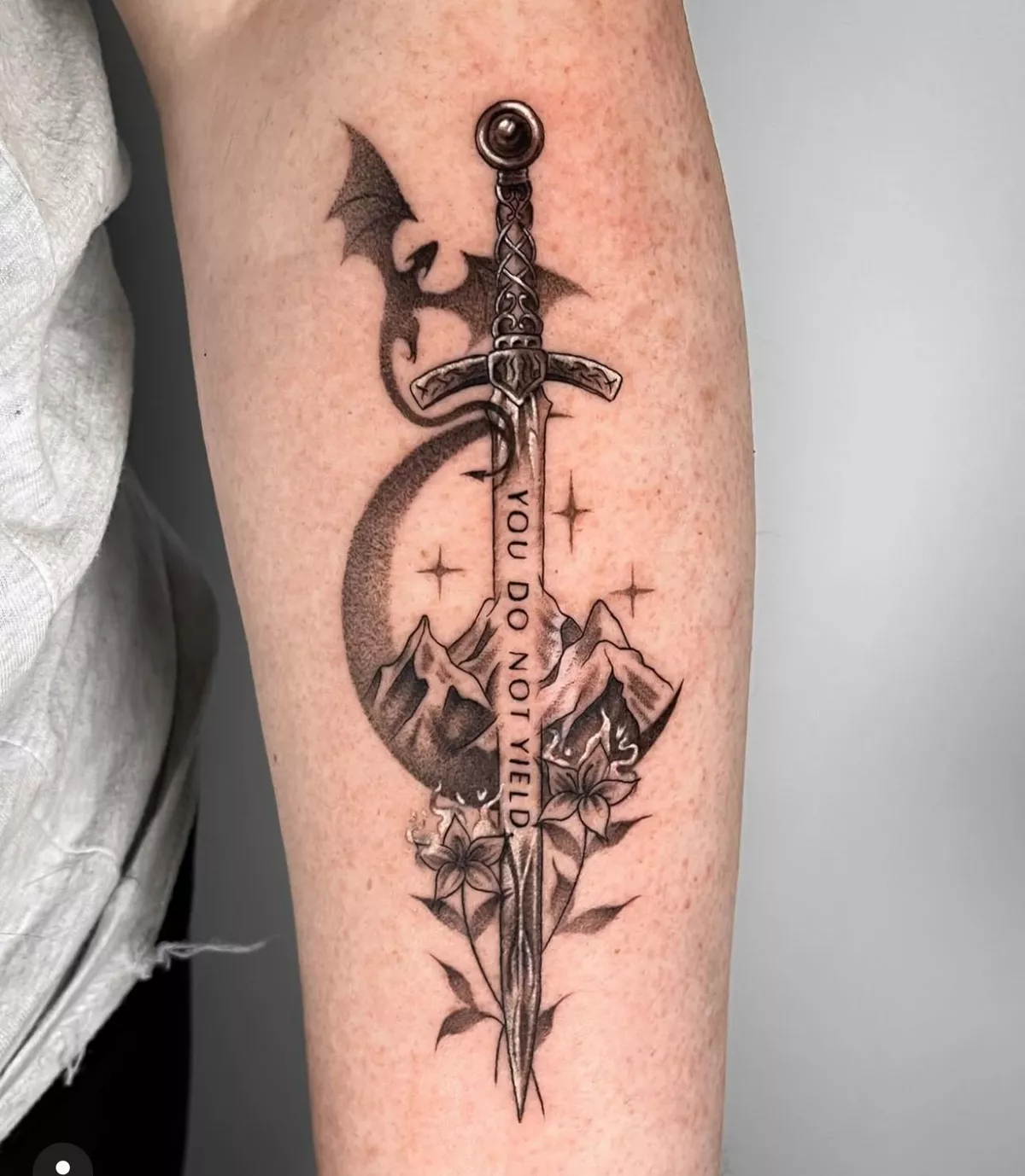 29 Fourth Wing Tattoo Ideas 2026: Dragon Ink, Violet Energy & Minimalist Magic