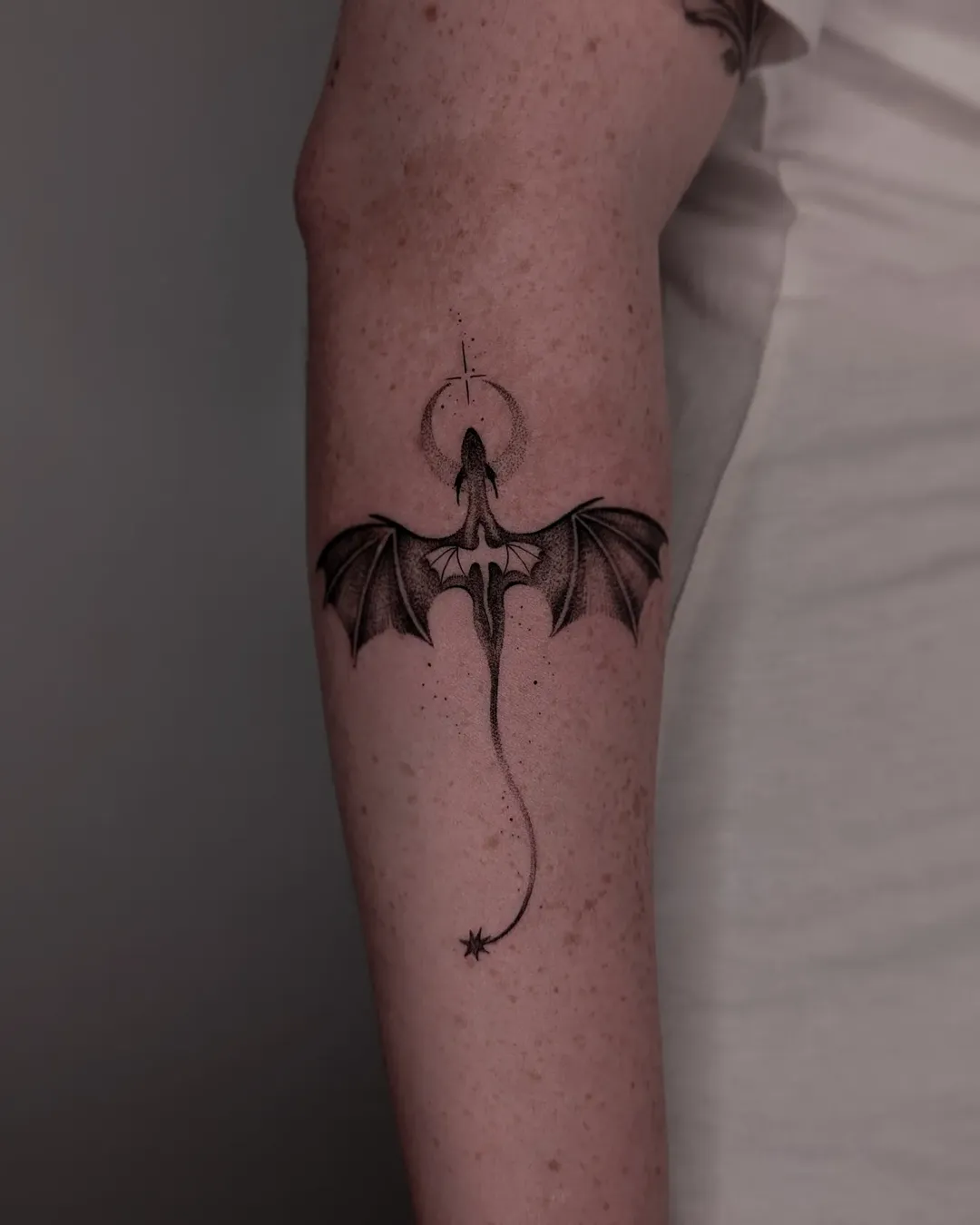 29 Fourth Wing Tattoo Ideas 2026: Dragon Ink, Violet Energy & Minimalist Magic