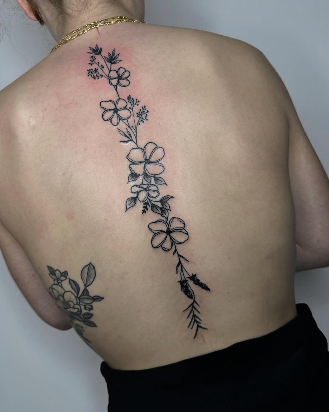 30 Flower Spine Tattoo Ideas 2026: Elegant, Dainty & Meaningful Designs for Women