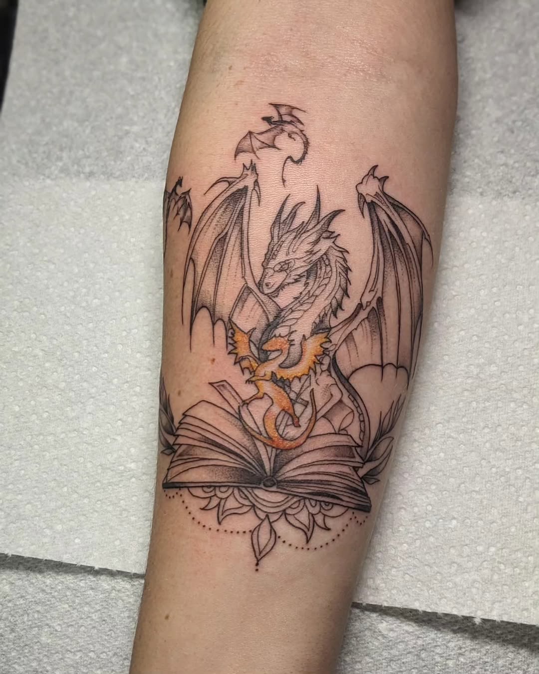 29 Fourth Wing Tattoo Ideas 2026: Dragon Ink, Violet Energy & Minimalist Magic