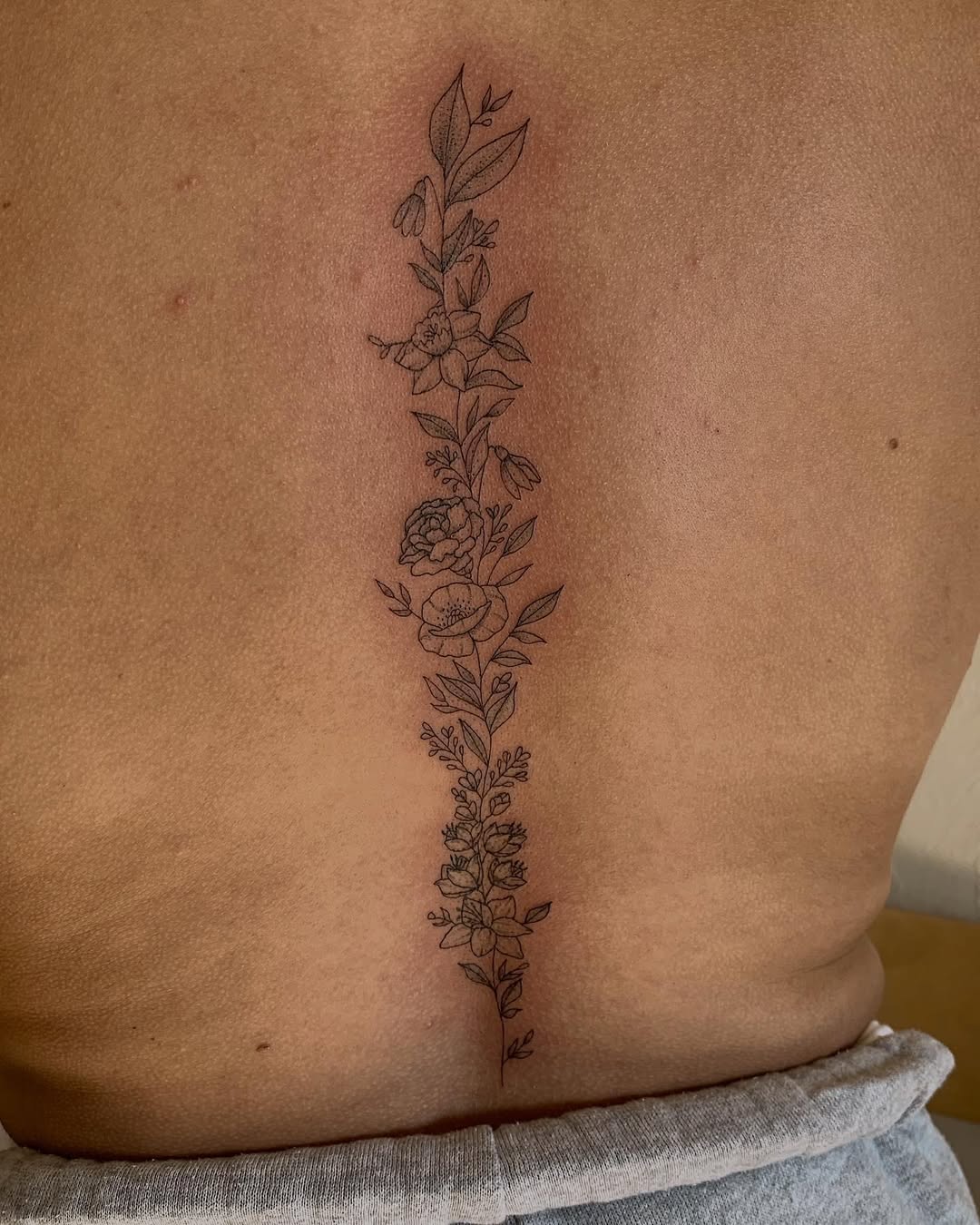 30 Flower Spine Tattoo Ideas 2026: Elegant, Dainty & Meaningful Designs for Women