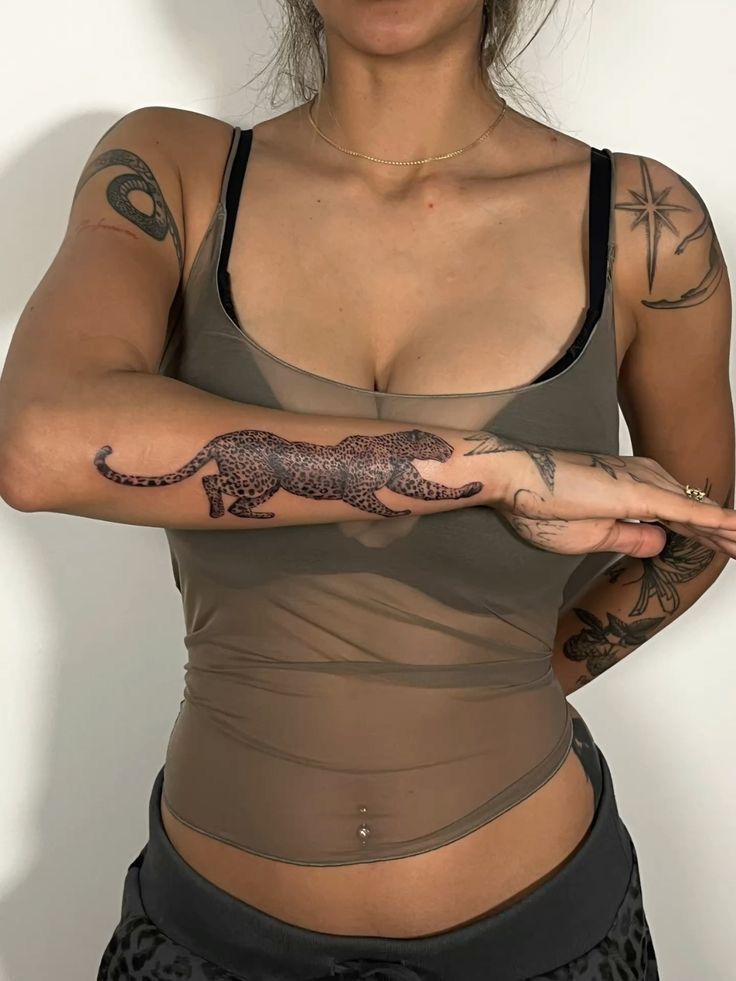 29 Leopard Tattoo Ideas 2026: Elegant Power, Fine Line Detail & Modern Style