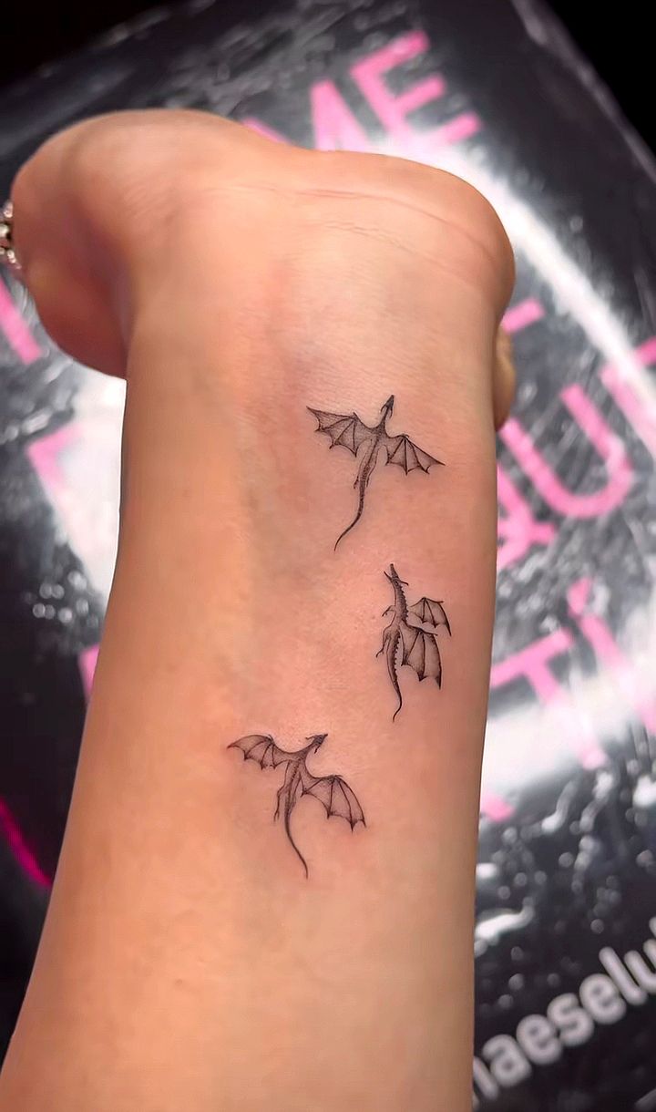 29 Fourth Wing Tattoo Ideas 2026: Dragon Ink, Violet Energy & Minimalist Magic