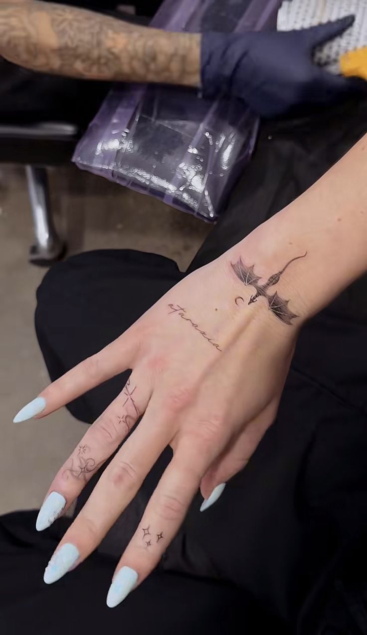 29 Fourth Wing Tattoo Ideas 2026: Dragon Ink, Violet Energy & Minimalist Magic