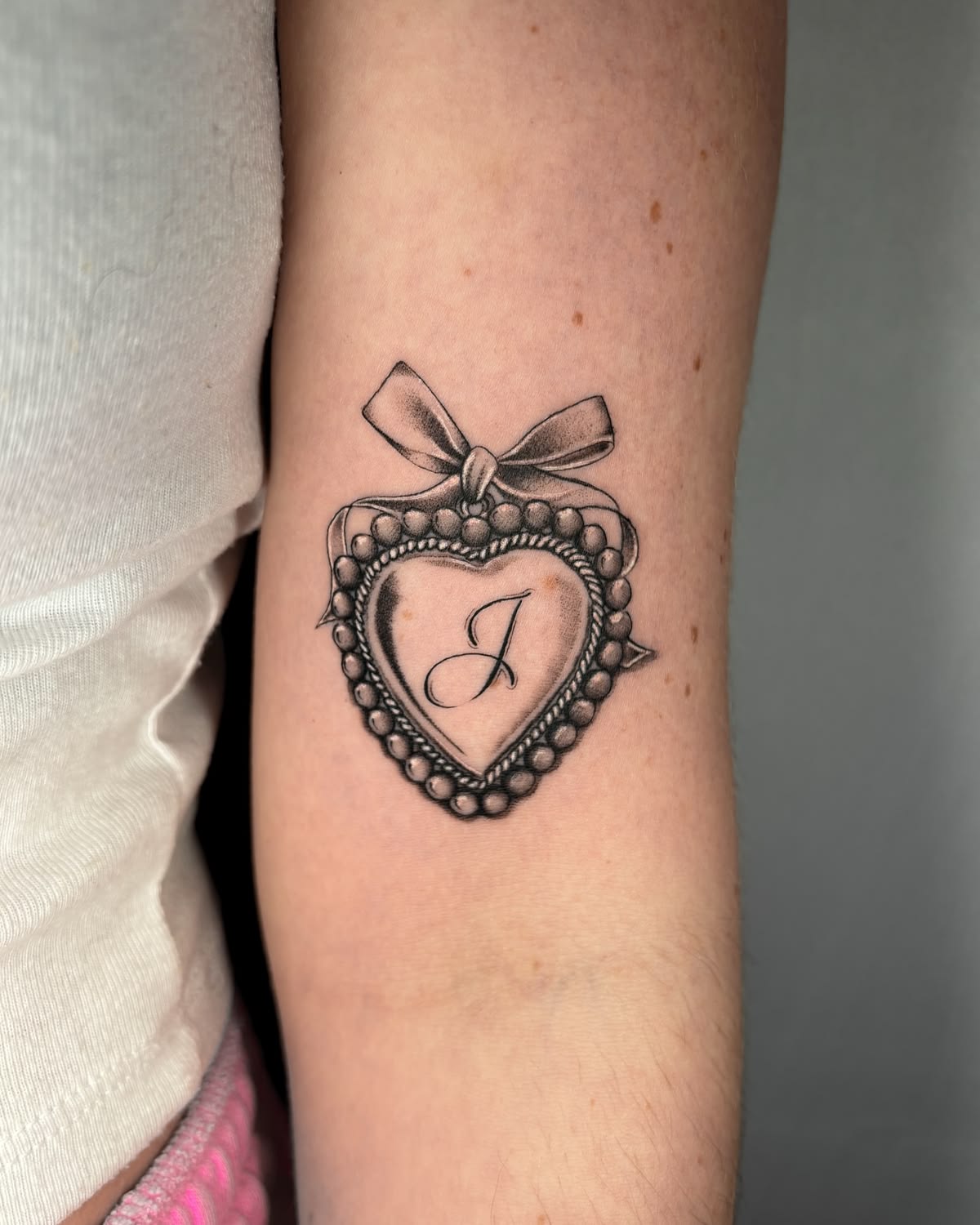 28 Bow Tattoo Ideas 2026: Feminine, Playful & Timeless Designs for Women