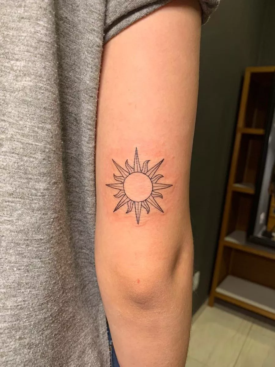 27 Sun Tattoo Ideas 2026: Aesthetic Fine Line, Minimalist & Celestial Designs for Women and Men