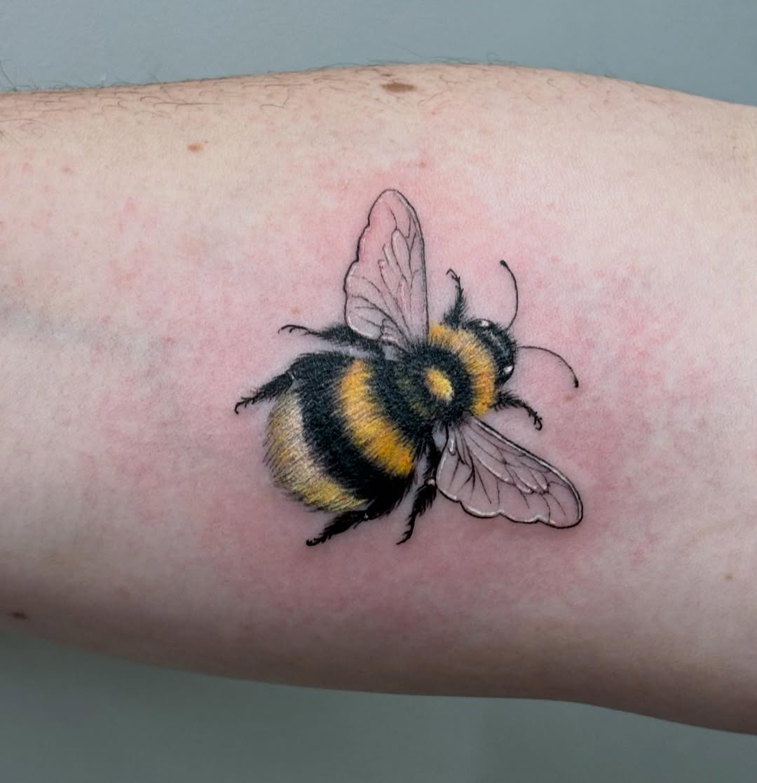 31 Bee Tattoo Ideas 2026: Tiny Bumble Designs, Fine Line Ink & Realistic Honey Bee Inspiration