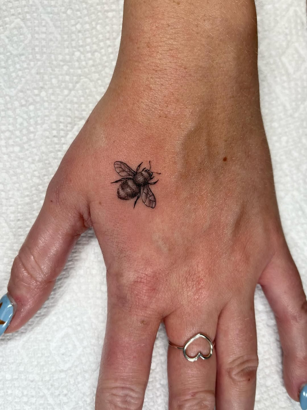 31 Bee Tattoo Ideas 2026: Tiny Bumble Designs, Fine Line Ink & Realistic Honey Bee Inspiration