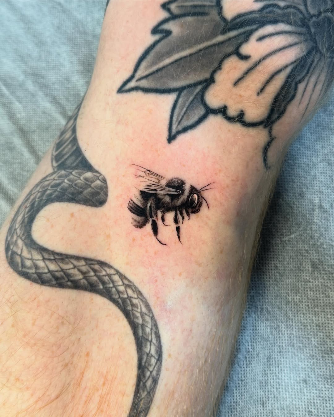 31 Bee Tattoo Ideas 2026: Tiny Bumble Designs, Fine Line Ink & Realistic Honey Bee Inspiration