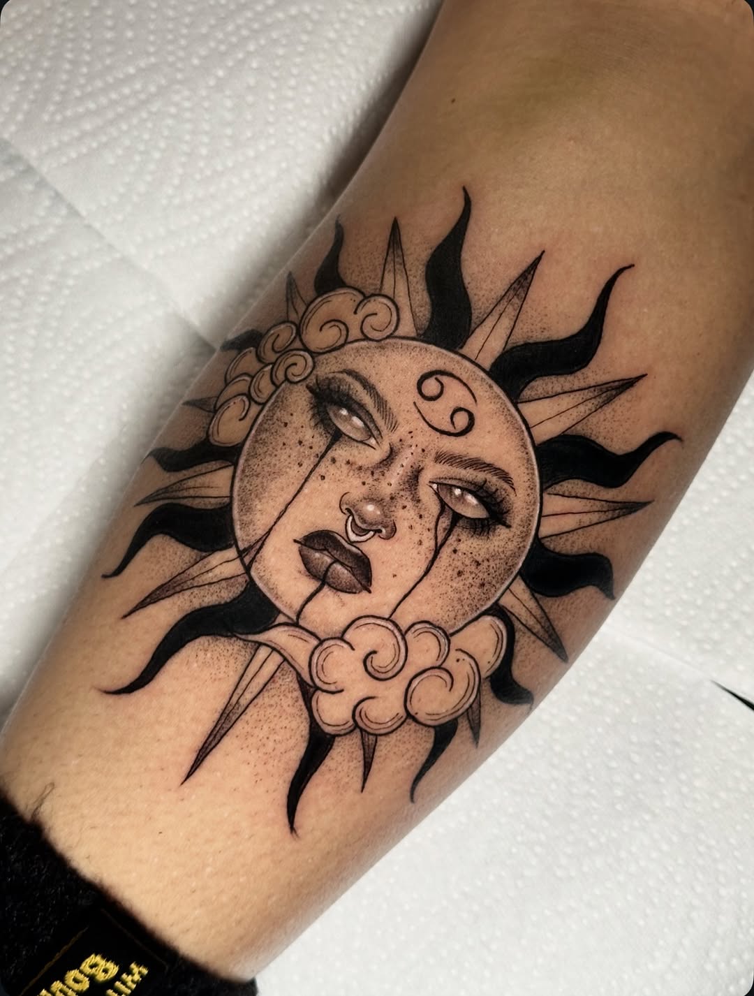 27 Sun Tattoo Ideas 2026: Aesthetic Fine Line, Minimalist & Celestial Designs for Women and Men