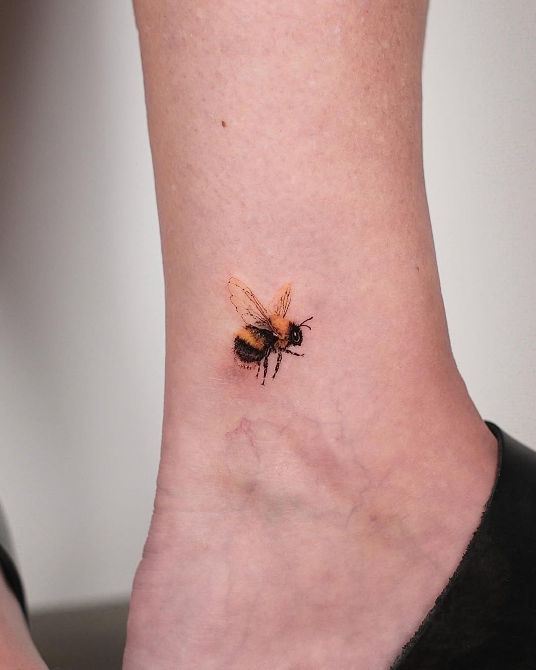 31 Bee Tattoo Ideas 2026: Tiny Bumble Designs, Fine Line Ink & Realistic Honey Bee Inspiration