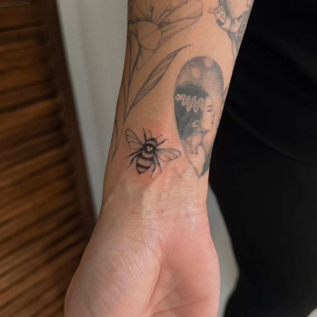 31 Bee Tattoo Ideas 2026: Tiny Bumble Designs, Fine Line Ink & Realistic Honey Bee Inspiration