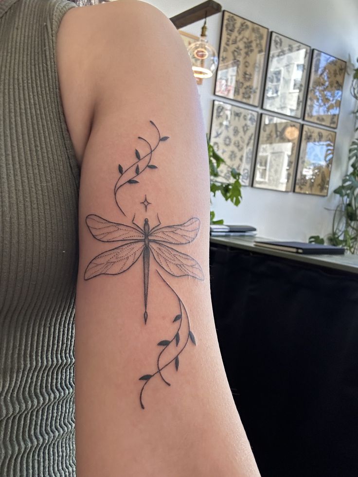 31 Dragonfly Tattoo Ideas 2026: Elegant Fine Line Designs, Tiny Tattoos & Feminine Ink Inspiration