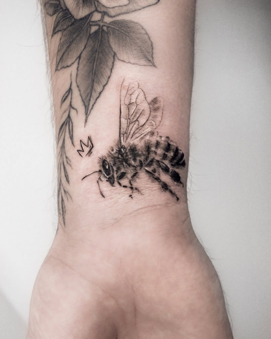 31 Bee Tattoo Ideas 2026: Tiny Bumble Designs, Fine Line Ink & Realistic Honey Bee Inspiration