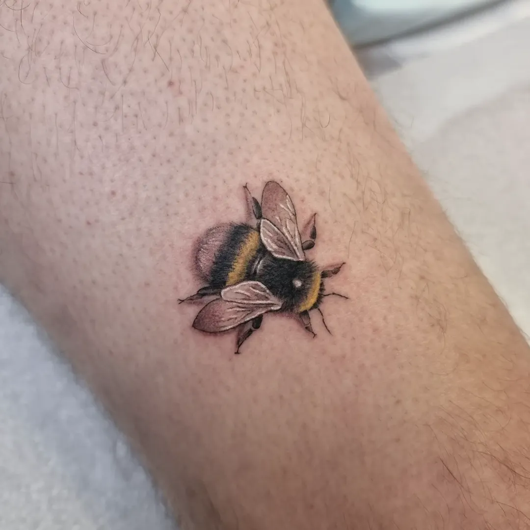 31 Bee Tattoo Ideas 2026: Tiny Bumble Designs, Fine Line Ink & Realistic Honey Bee Inspiration
