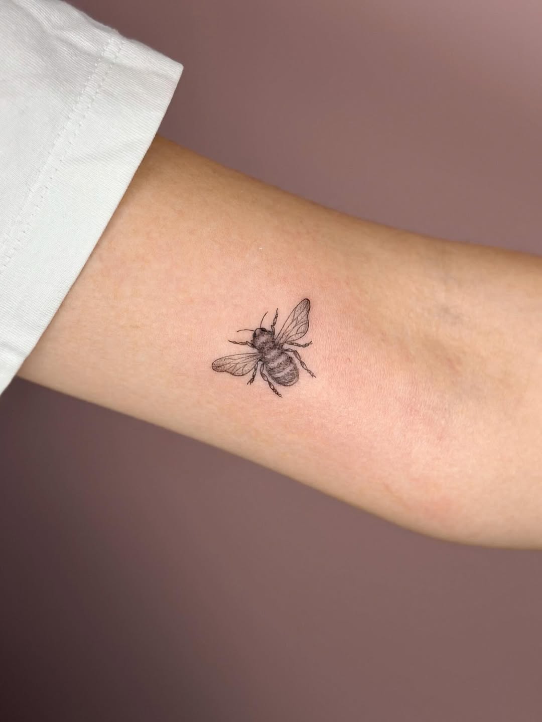 31 Bee Tattoo Ideas 2026: Tiny Bumble Designs, Fine Line Ink & Realistic Honey Bee Inspiration