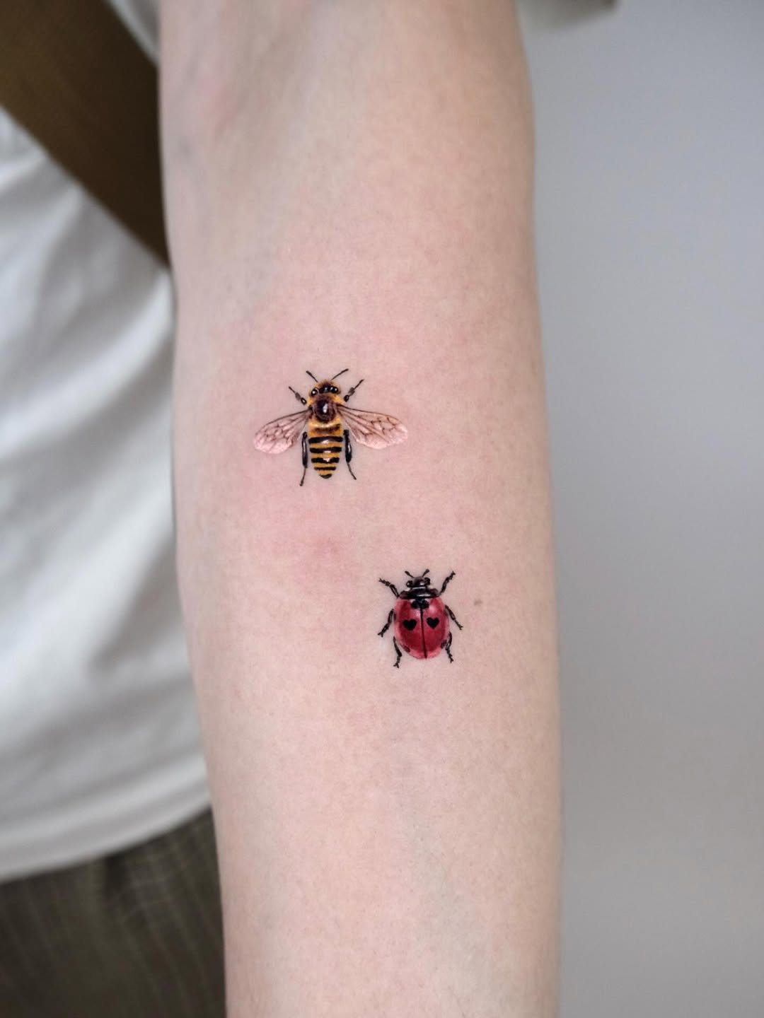 31 Bee Tattoo Ideas 2026: Tiny Bumble Designs, Fine Line Ink & Realistic Honey Bee Inspiration