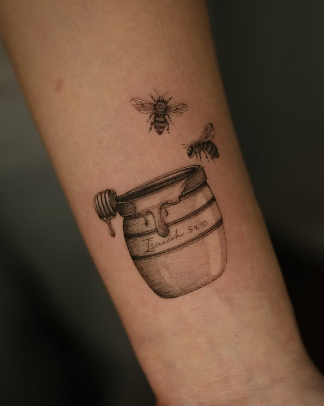 31 Bee Tattoo Ideas 2026: Tiny Bumble Designs, Fine Line Ink & Realistic Honey Bee Inspiration