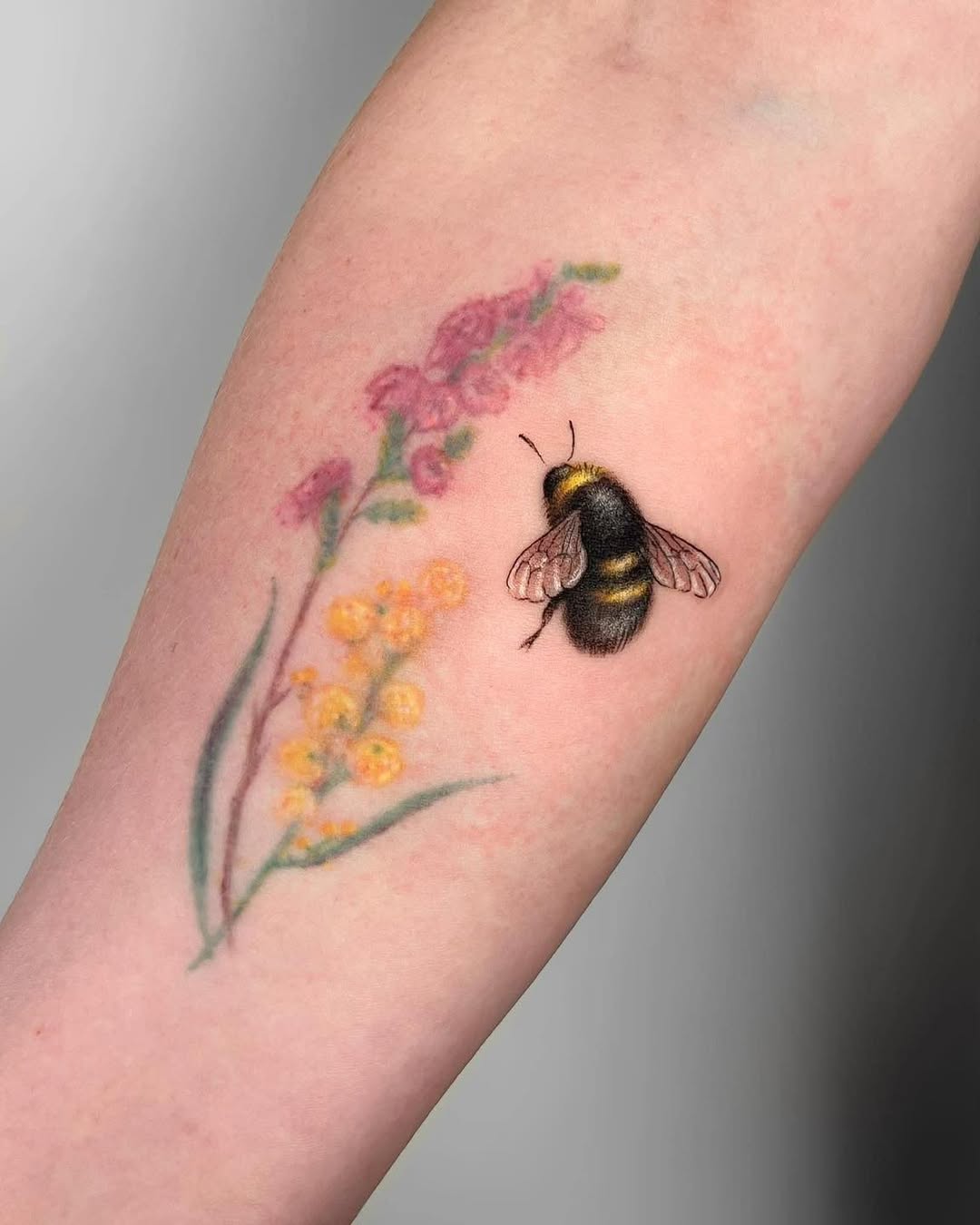 31 Bee Tattoo Ideas 2026: Tiny Bumble Designs, Fine Line Ink & Realistic Honey Bee Inspiration