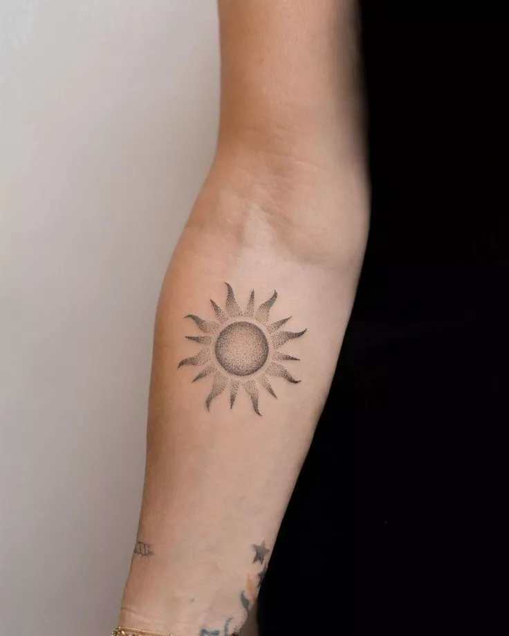 27 Sun Tattoo Ideas 2026: Aesthetic Fine Line, Minimalist & Celestial Designs for Women and Men
