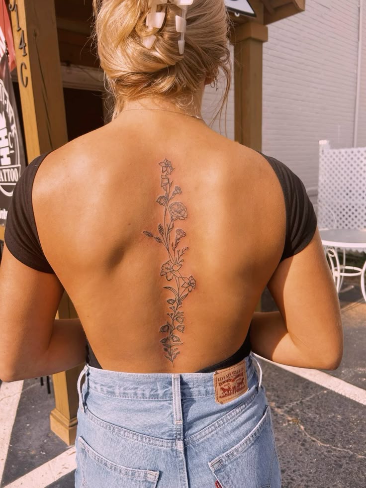 28 Spine Tattoo Ideas 2026: Elegant, Meaningful & Fine Line Designs Taking Over This Year