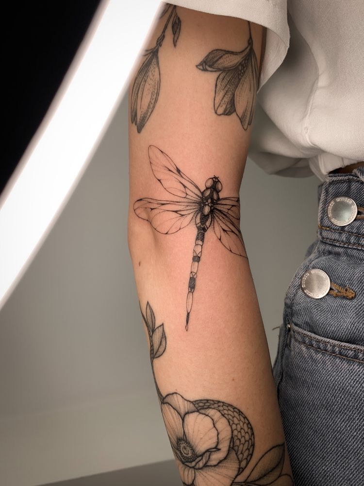 31 Dragonfly Tattoo Ideas 2026: Elegant Fine Line Designs, Tiny Tattoos & Feminine Ink Inspiration