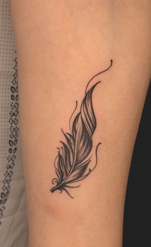 28 Feather Tattoo Ideas 2026: Elegant Designs, Symbolism, and Timeless Inspiration