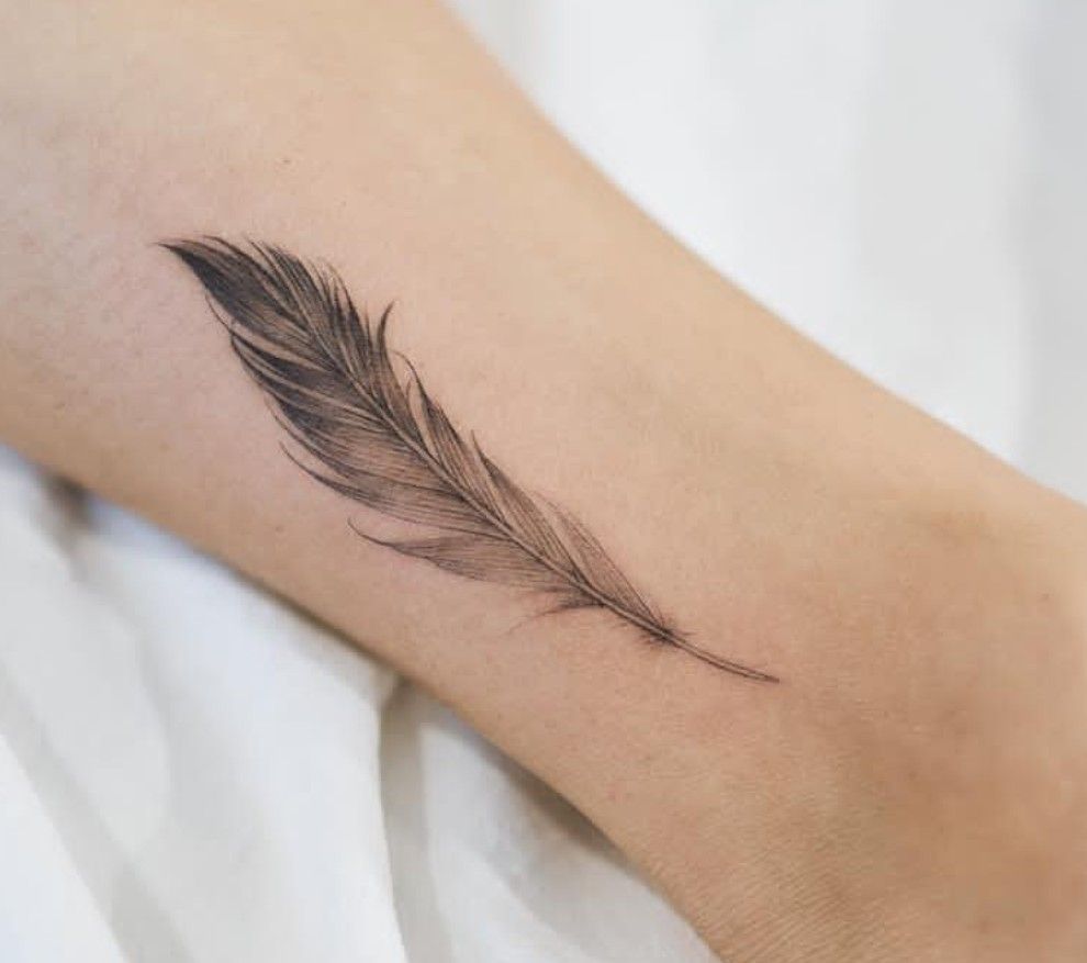 28 Feather Tattoo Ideas 2026: Elegant Designs, Symbolism, and Timeless Inspiration