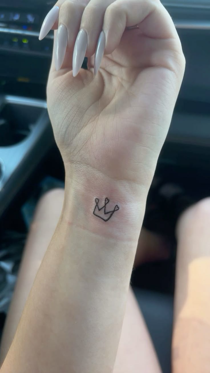 28 Crown Tattoo Ideas 2026: Regal Designs That Symbolize Power, Confidence, and Legacy