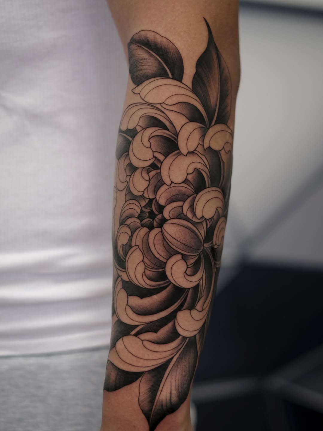 29 Chrysanthemum Tattoo Ideas 2026: Elegant Floral Designs Full of Meaning