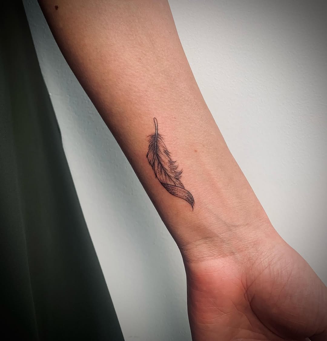 28 Feather Tattoo Ideas 2026: Elegant Designs, Symbolism, and Timeless Inspiration
